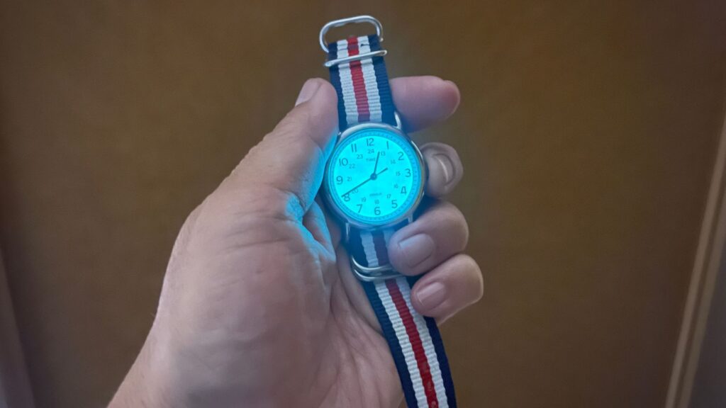バイクツーリング用腕時計として筆者愛用のタイメックス(Timex)腕時計のバックライト機能が点灯している様子