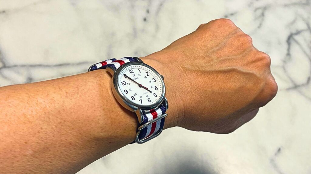 バイクツーリング用腕時計として筆者愛用のタイメックス(Timex)腕時計を自身の腕に装着した様子
