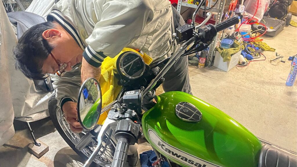 筆者の愛車カワサキ250TRのスピードメーターを整備する、信頼できるプロの整備士Dr.Sakky。長年の経験に基づいた丁寧な作業で、故障の原因を特定している様子。
