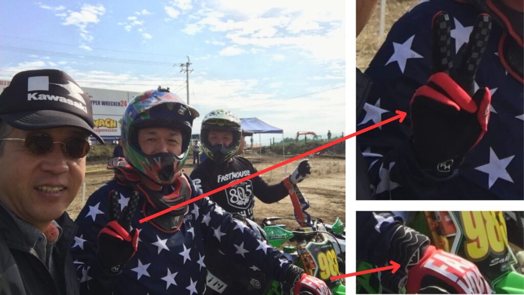 夏用バイクグローブの安全性について語る筆者と、モトクロスレーサーの仲間たち。レーサーが装着するプロテクターの少ないグローブを指し示し、過酷なレースでもその防御力で十分であることを証明している。
