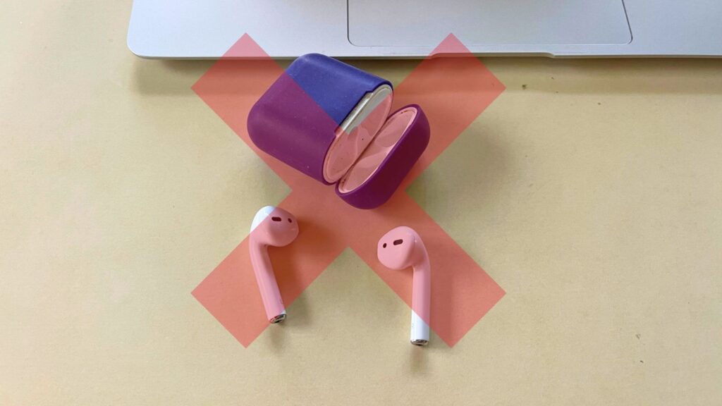 バイクのインカム代わりに普通のイヤホンを使うことの危険性を示すため、Apple EarPodsの写真に大きな赤いバツ印を付けた画像。耳を塞ぎ周囲の音が聞こえなくなるため、筆者はこの方法を推奨していない。
