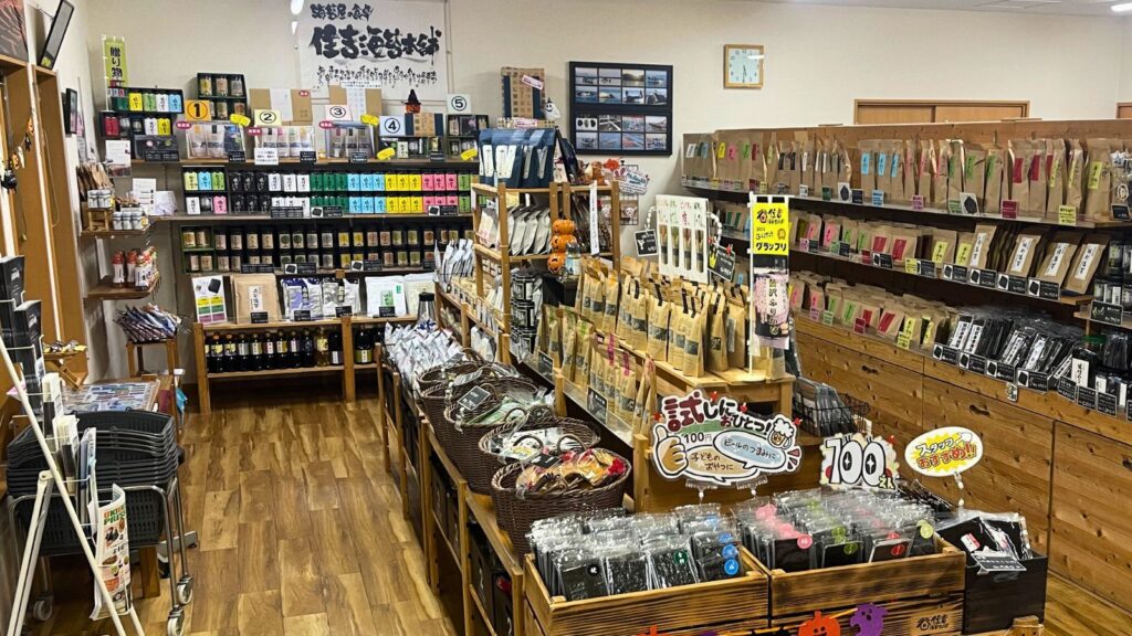 熊本・住吉海苔本舗の店内。温かい雰囲気で、様々な種類の海苔やお土産がきれいに陳列されており、ツーリングウェアのままでも気軽に入れる。