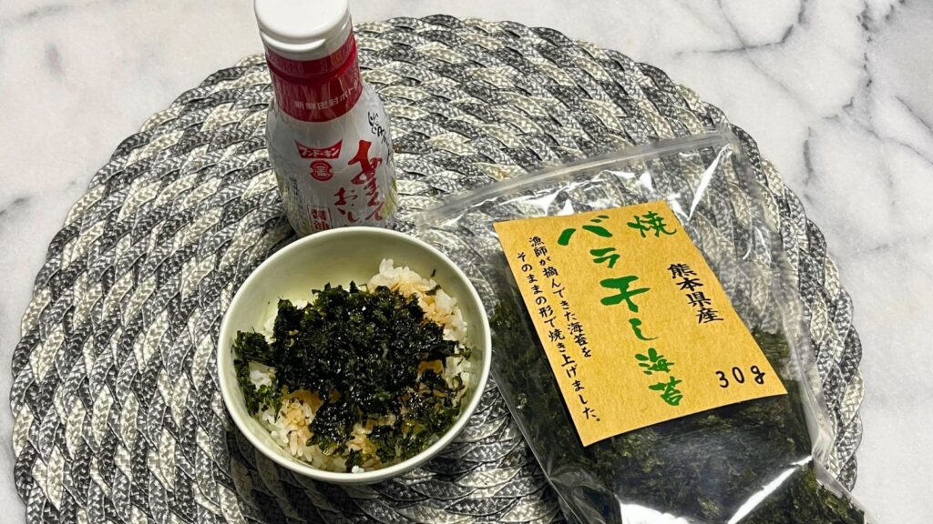 炊きたてご飯に住吉海苔本舗の焼バラ干し海苔をかけた、社長直伝の究極の食べ方。醤油を少し垂らすだけで海苔の旨味と香りが際立つ。