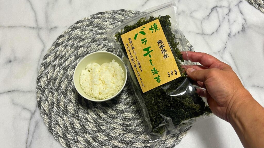炊きたてご飯と熊本県産バラ干し海苔。住吉海苔本舗の社長が推奨する、素材の旨味だけで味わう究極の食べ方の準備の様子。