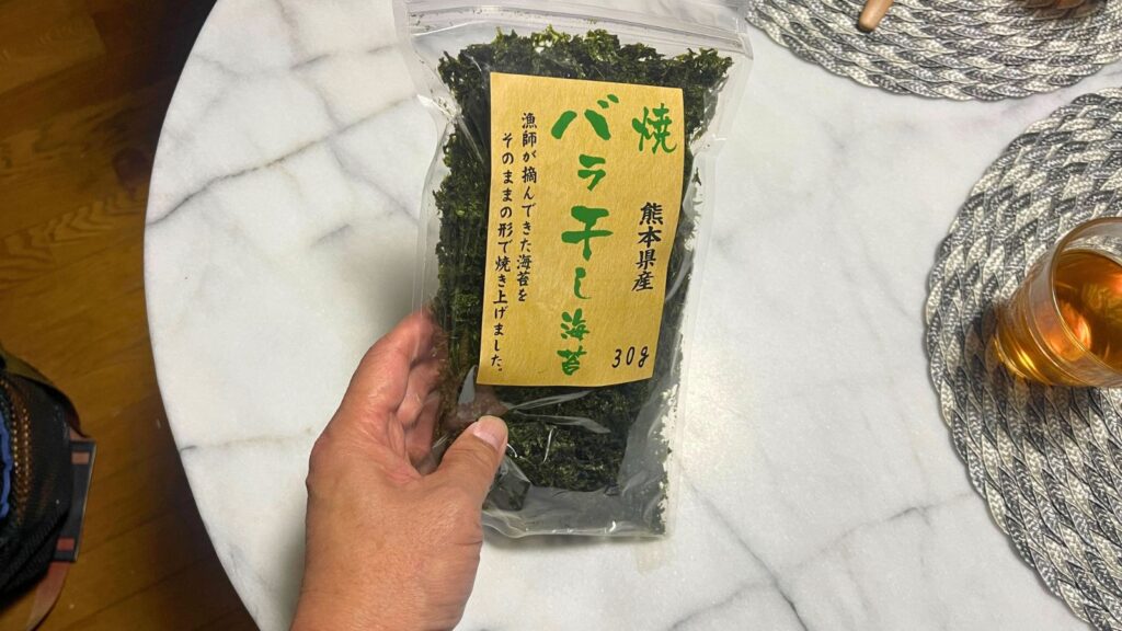 住吉海苔本舗の焼バラ干し海苔。生産者が海苔の自然な姿を保つため、そのままの形で焼き上げた海苔であり、強い磯の香りと濃厚な旨味が特徴。