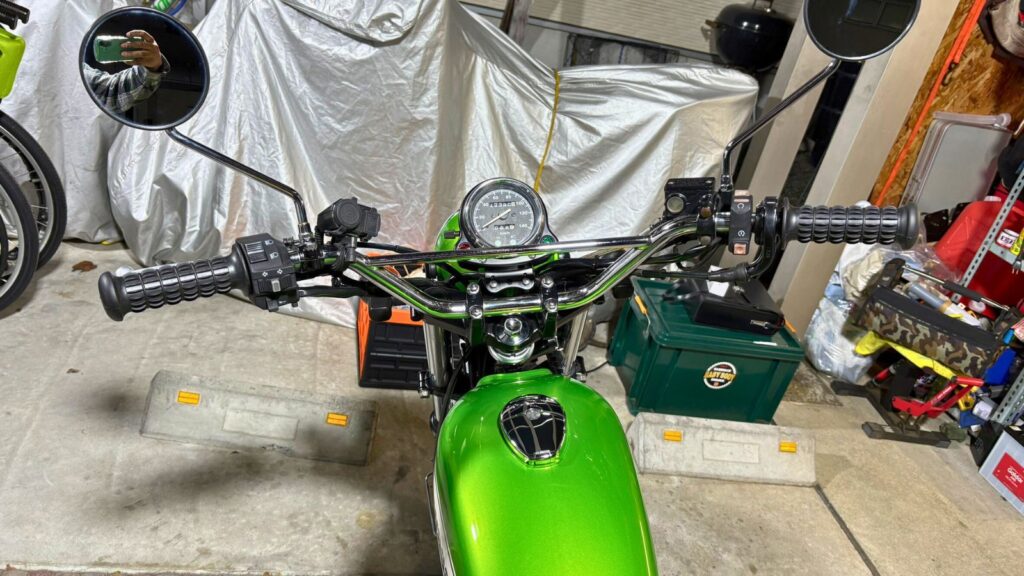 バイクショップでプロに依頼して樽型グリップへ交換完了したカワサキ250TRのハンドル周り。工賃2000円以下で接着剤のはみ出しやスロットル不良のリスクを防いだ、完璧な整備後の様子。