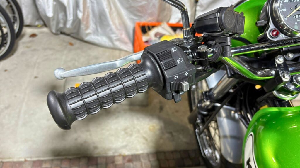 ヤマハSR400やホンダスーパーカブにも適合する汎用22.2mm径の樽型グリップ装着画像。クラシックな見た目が国産単気筒バイクのカスタムに最適で、振動軽減効果も高い。