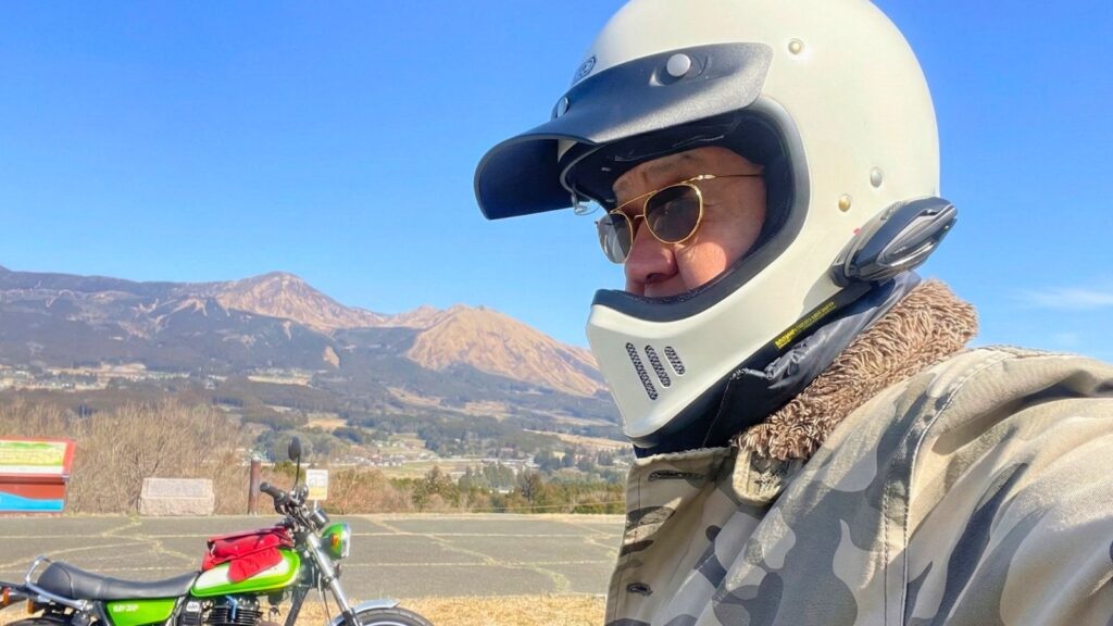 SHOEI EX-Zeroヘルメットに装着したJESIMAIK H6をツーリングで使用している様子