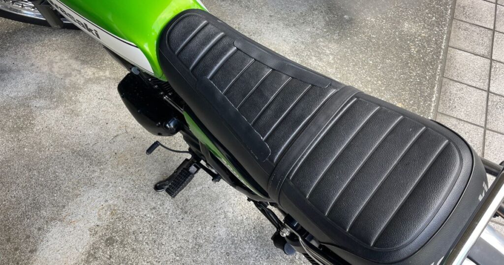 250TRのシート左右に合成皮革を貼り、補修跡をカスタムパーツのデザインのように見せる外観。