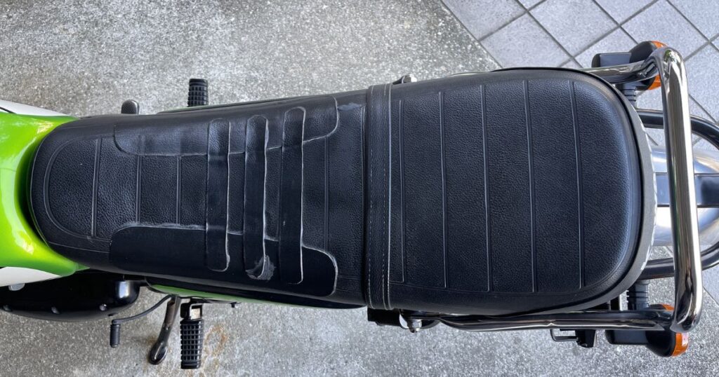 2017年の施工から4年・2万km以上が経過しても、剥がれや劣化が見られない250TRのバイクシート補修箇所。