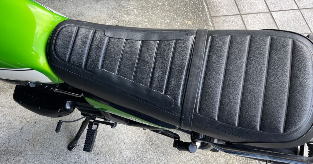 250TRのシート裂けをDIYでリペアし、左右対称に合成皮革を貼り付けた補修完了後の外観。