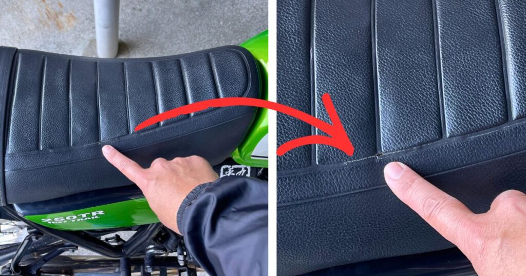 250TRのバイクシートの裂け(割れ)を指で指す。経年劣化によるシート表皮の損傷と、その拡大図。