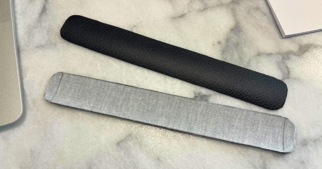 剥がれを防ぐために角を丸く(ラウンド形状)カットしたバイクシート補修用の合成皮革。