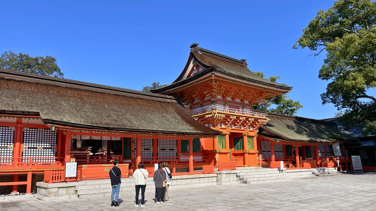 青空の下に佇む国宝の宇佐神宮上宮本殿