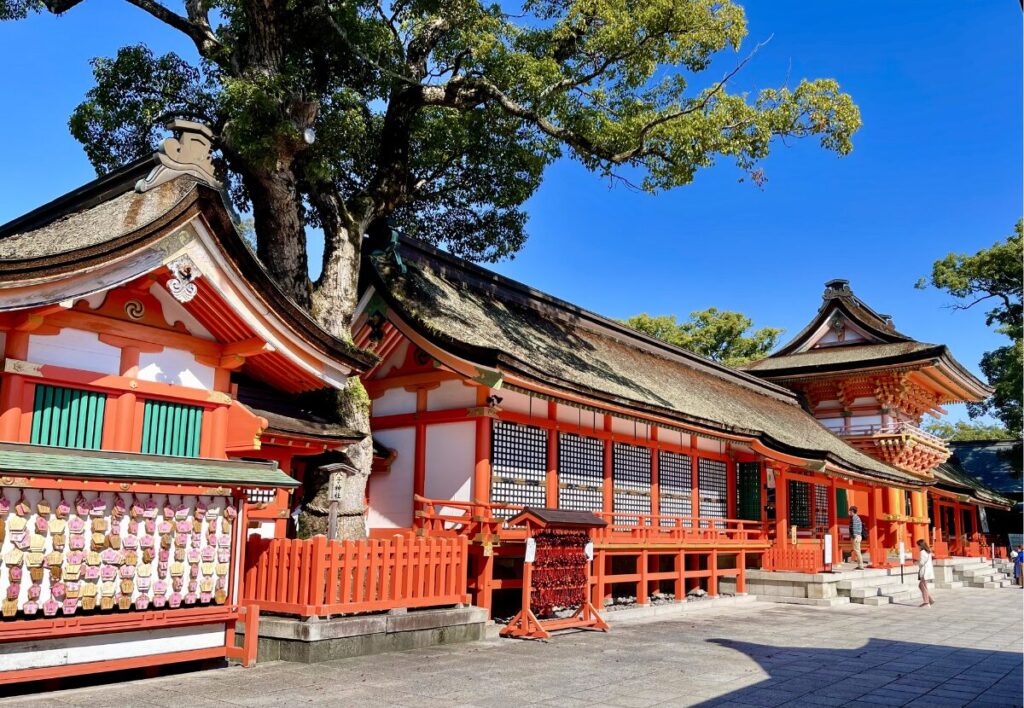 鮮やかな朱色が美しい国宝の宇佐神宮上宮本殿