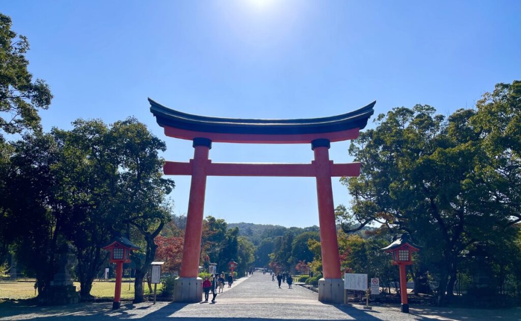木々に囲まれた宇佐神宮の広い表参道