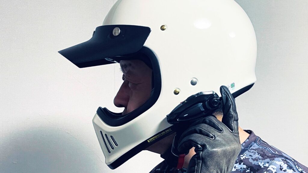 JESIMAIK H7Sをヘルメットに装着し、グローブを着けたまま操作する様子