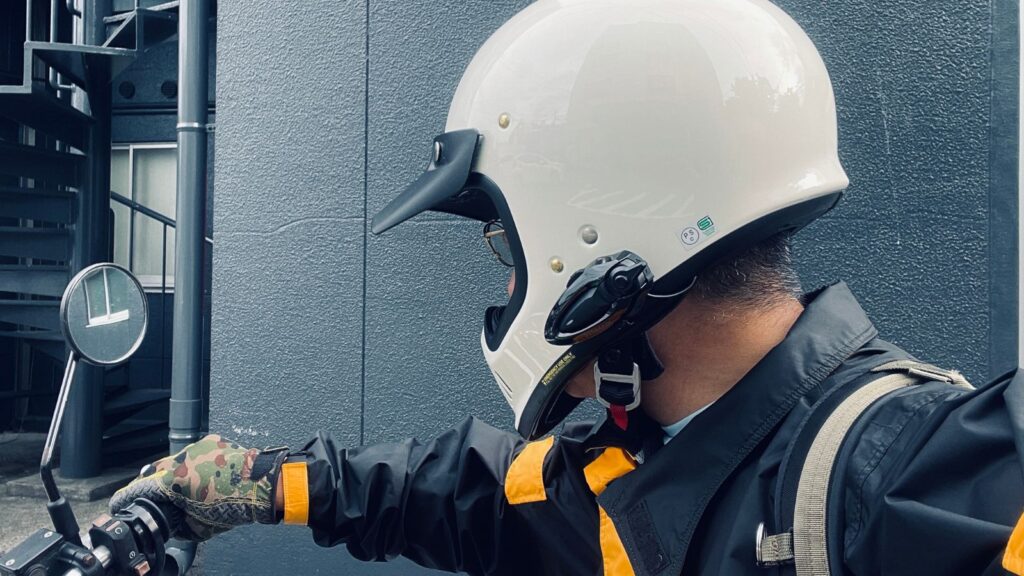 JESIMAIK H7Sをヘルメットに装着してバイク走行中に使用する様子