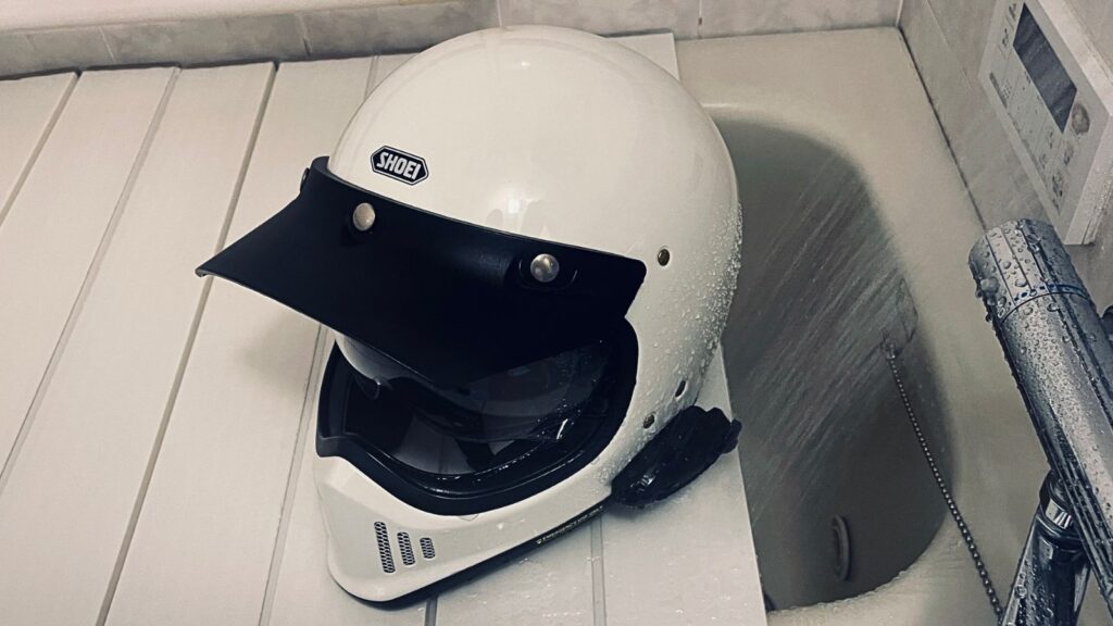 JESIMAIK H7Sを装着したヘルメットにシャワーを約10分間かけて耐水性を確認する様子