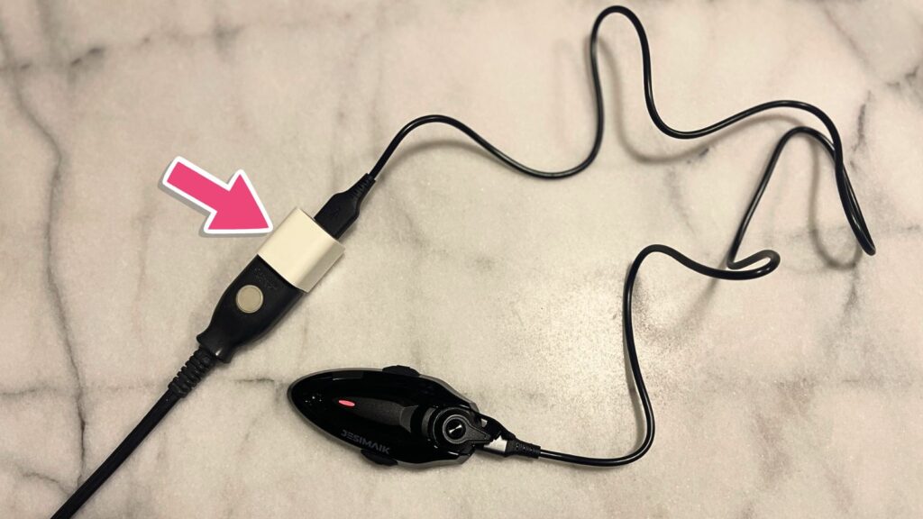 JESIMAIK H7SをUSB Type-Cケーブルと5W電源アダプターで充電している様子